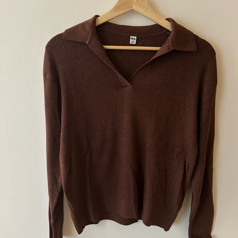 Uniqlo Women's Ribbed V‑Neck Collared Sweater in Brown